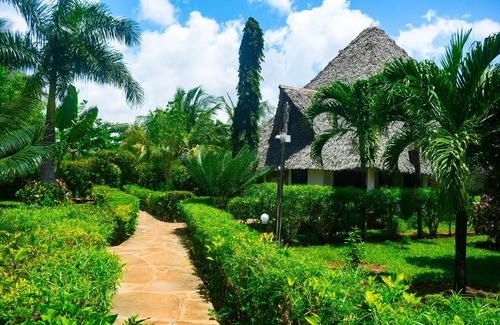 Galu Beach Villa | Unique Hideaway Cottage Aircon~Pool~Barbecue