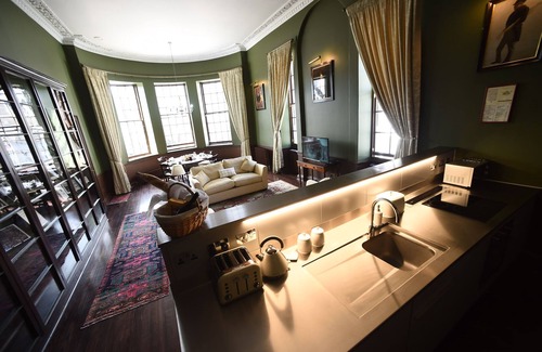 Cupar Apartment | Unique Historic Apartment sleeping 7 close to St Andrews