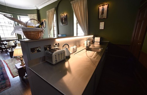 Cupar Apartment | Unique Historic Apartment sleeping 7 close to St Andrews