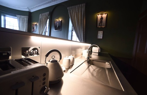 Cupar Apartment | Unique Historic Apartment sleeping 7 close to St Andrews