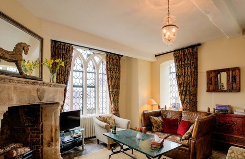 Warwick Town Centre Apartment | Unique Historic Building In Central Warwick With WiFi