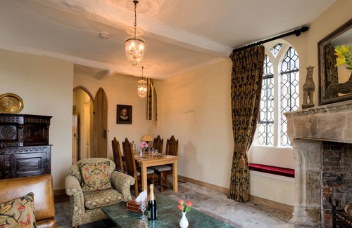 Warwick Town Centre Apartment | Unique Historic Building In Central Warwick With WiFi