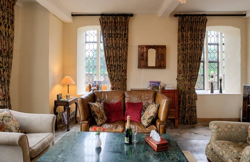 Warwick Town Centre Apartment | Unique Historic Building In Central Warwick With WiFi