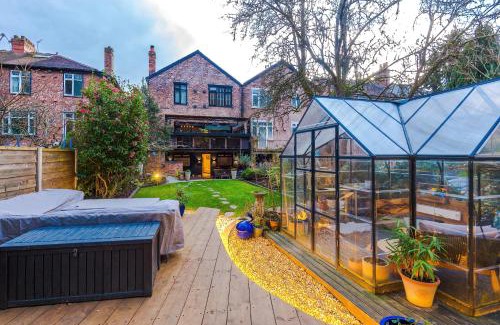 Didsbury House | Unique Home in Northenden Urban Oasis sleeps 8