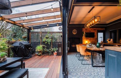 Didsbury House | Unique Home in Northenden Urban Oasis sleeps 8