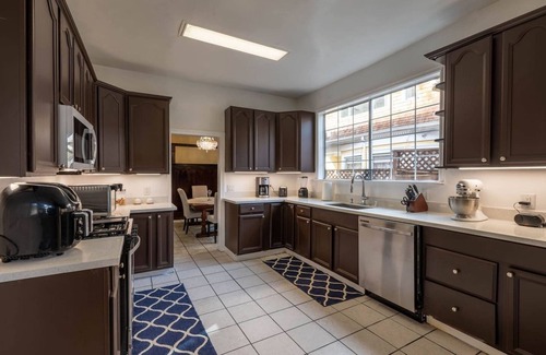 North Berkeley House | Unique House / 5BR / 5 Beds / 10 PX / Parking