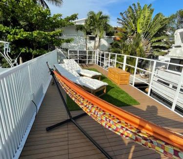 Sailboat Bend Boat Rental | Unique Houseboat Modern and New