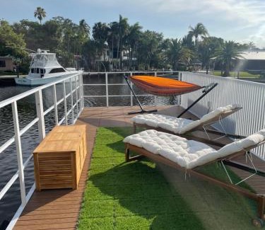 Sailboat Bend Boat Rental | Unique Houseboat Modern and New