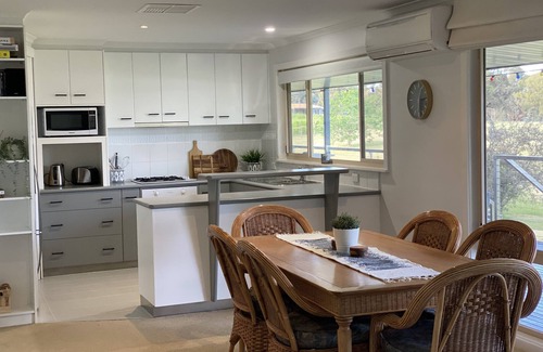 Mansfield House | Unique Lake eildon frontage retreat, house/3units Mansfield+ 45min from MtBuller