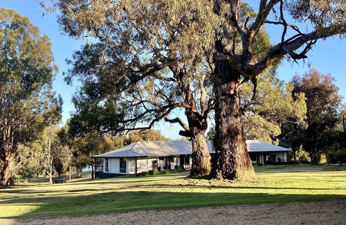 Mansfield House | Unique Lake eildon frontage retreat, house/3units Mansfield+ 45min from MtBuller
