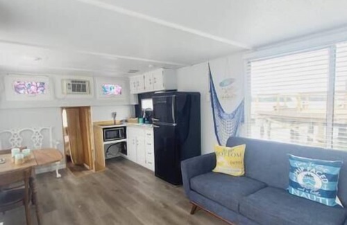 Steele Creek Boat Rental | Unique Lakefront House Boat at Long Cove Resort
