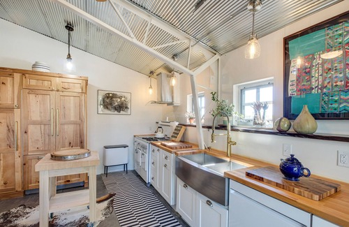 Lecompton Apartment | Unique Lecompton Studio w/Countryside Views