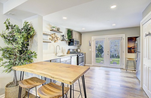 Annapolis House | Unique Listing! Entire Downtown Triplex w/Private Parking. Sleeps 12-18. Pets ok