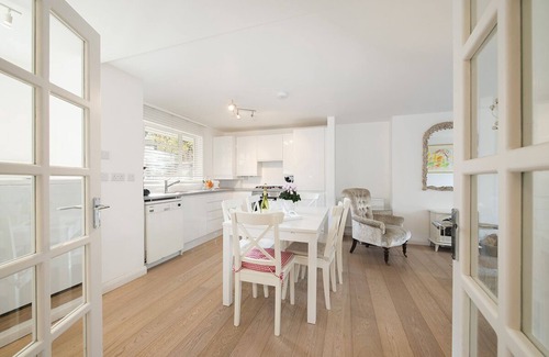 Holland Park Apartment | Unique location - quiet, CLEAN, light and spacious ground floor apartment