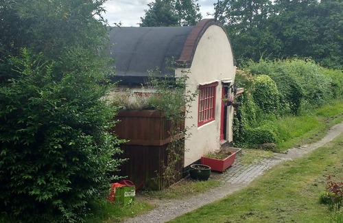 Wixford House | Unique lockside canal cottage.