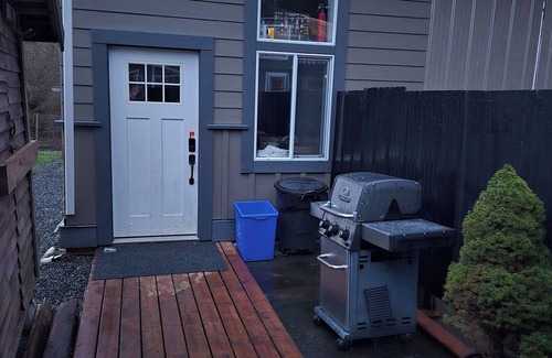 Courtenay Cabin | unique loft space close to town, skiing, biking and hiking