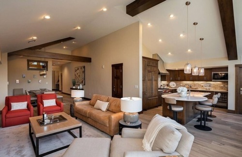 Avon Condo | Unique Lux Suite, Riverfrt Resort & Spa, Ski in out,Hot tub,Ski Valet,Rm Service