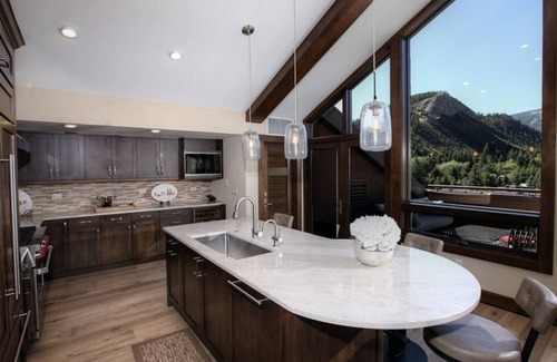 Avon Condo | Unique Lux Suite, Riverfrt Resort & Spa, Ski in out,Hot tub,Ski Valet,Rm Service