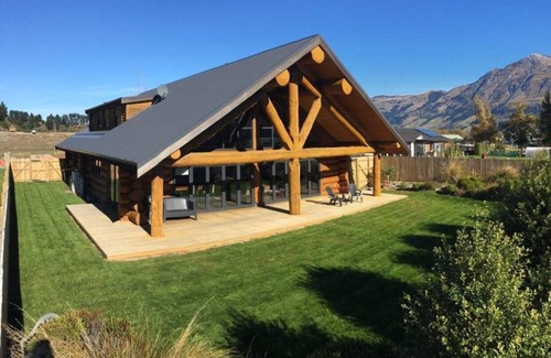 Glenorchy House | Unique Modern Log Home - Stunning Mountain Views, Designed for Comfort