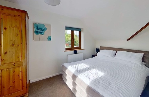Cwm Frwd Oer House | Unique one bedroom guest house with secure parking - stunning views