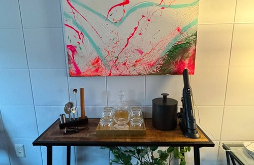 Charlotte House | Unique, professionally designed amenity-rich 2-bedroom townhome in Uptown CLTn