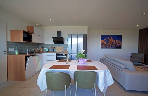 Saint-Eustache Apartment | Unique, quiet Suite in the nature Lake & Mountains