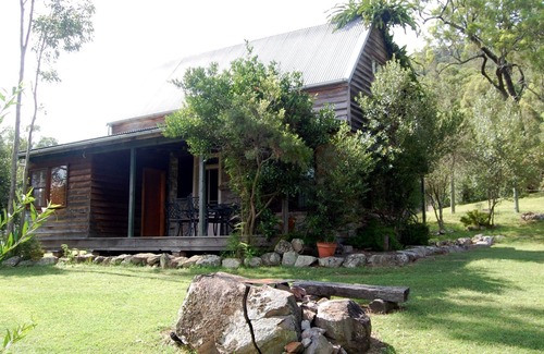 Rosebrook Cottage | Unique Rockhouse, private jacuzzi, bush views