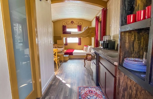 Goldbond Cottage | Unique Scarlet Gypsy at Four Fillies Lodge