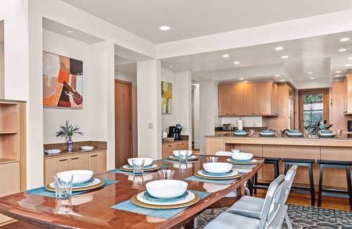 Lake Forest Park House | Unique Seattle Gem: 5 bedrm w/stunning lake views