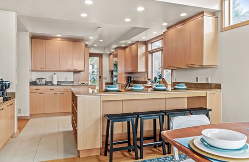 Lake Forest Park House | Unique Seattle Gem: 5 bedrm w/stunning lake views