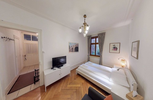Iselin Apartment | Unique Serviced Living at Airport Line