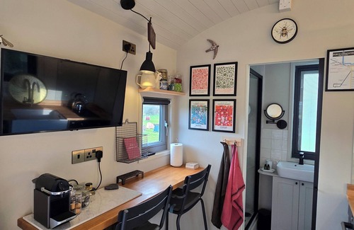 Laverton Apartment | Unique Shepherd's Hut in the Cotswolds, pet friendly, a glorious retreat