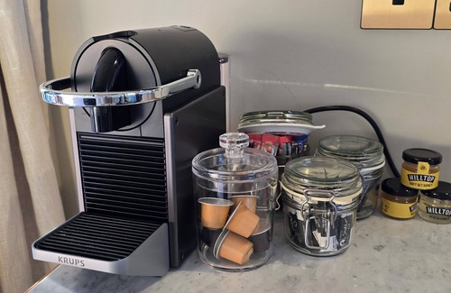 Laverton Apartment | Unique Shepherd's Hut in the Cotswolds, pet friendly, a glorious retreat