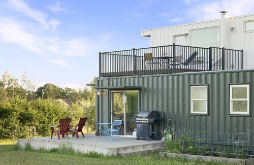 Pulga Apartment | Unique Shipping Container Home w Butte Mountain Views