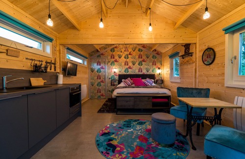 Fintry Cabin | Unique Spacious Heated Lodge With Enclosed/open air Bathtub and Outdoor Seating
