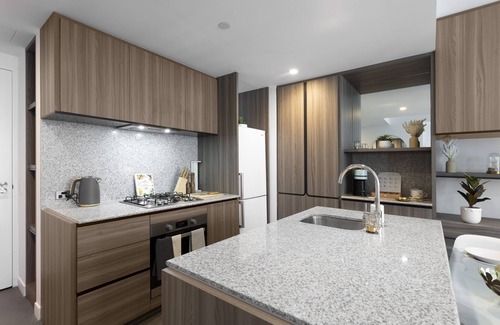 Carlton South Apartment | Unique & Spacious Retreat - Cozy Balcony City View