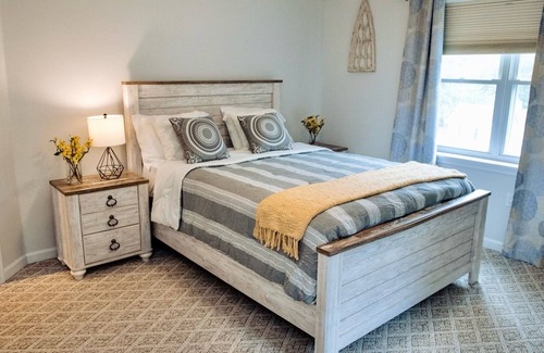 Stroudsburg Cabin | UNIQUE STAY, HOT TUB, MOVIE THEATER, BAR, GYM