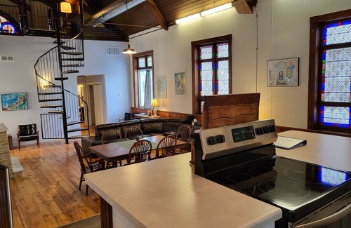 Durand House | Unique stay! Renovated historic church.