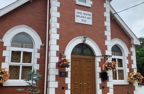 Cwm-twrch Isaf House | Unique Step Free 5 Bedroom Holiday Home Enclosed Garden fit for large families
