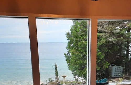Lion's Head Cottage | Unique stone cottage on Turquoise waters of the Bruce Pennisula
