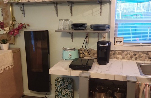 Highland Apartment | Unique Studio Apartment nWifinKing BednJet Tubn Pooln C/O