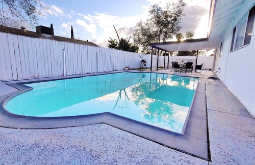 Riverside House | Unique & Stylish 4bd/2br Pool House