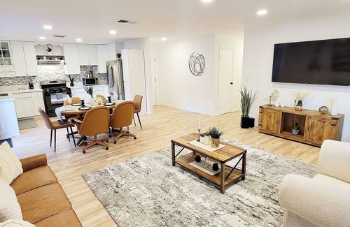 Riverside House | Unique & Stylish 4bd/2br Pool House