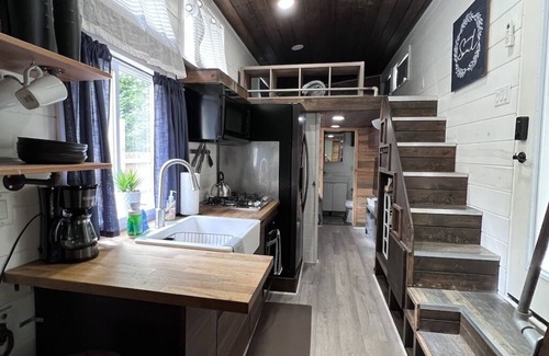 North Raleigh House | Unique Tiny Home Escape! Fully Equipped & Relaxing, Privacy-Fenced Outdoor Space