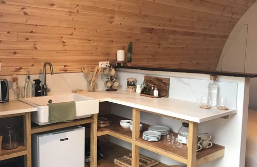 Rijsenhout Ski Chalet | Unique Tiny House with Hot tub