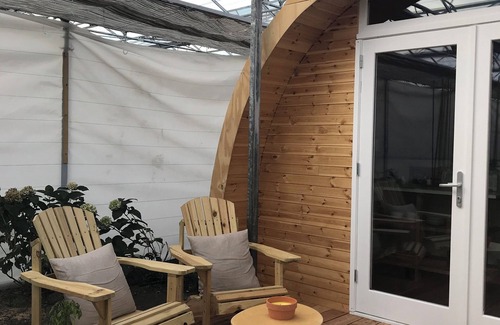 Rijsenhout Ski Chalet | Unique Tiny House with Hot tub