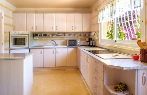 La Colina Villa | Unique, tropical garden swimming pool+private parking,bbq,TV DTD+satelite,Wifi,Netflix