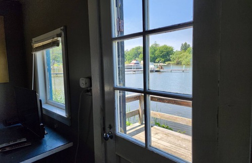 Kent Cottage | Unique Water front cottage for rent