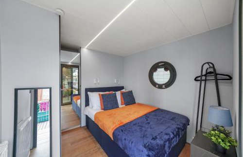 Canary Wharf Boat Rental | Unique Water Lodge in London - Sleeps 6