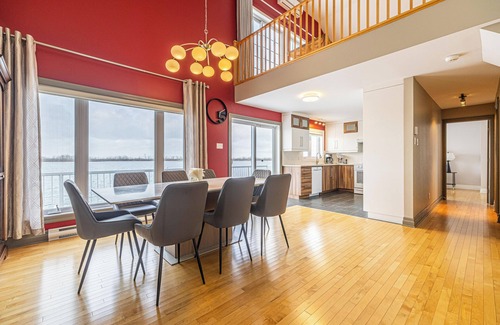 Laprairie House | Unique Waterfront House 4 BDRs/Near MTL/Fishing